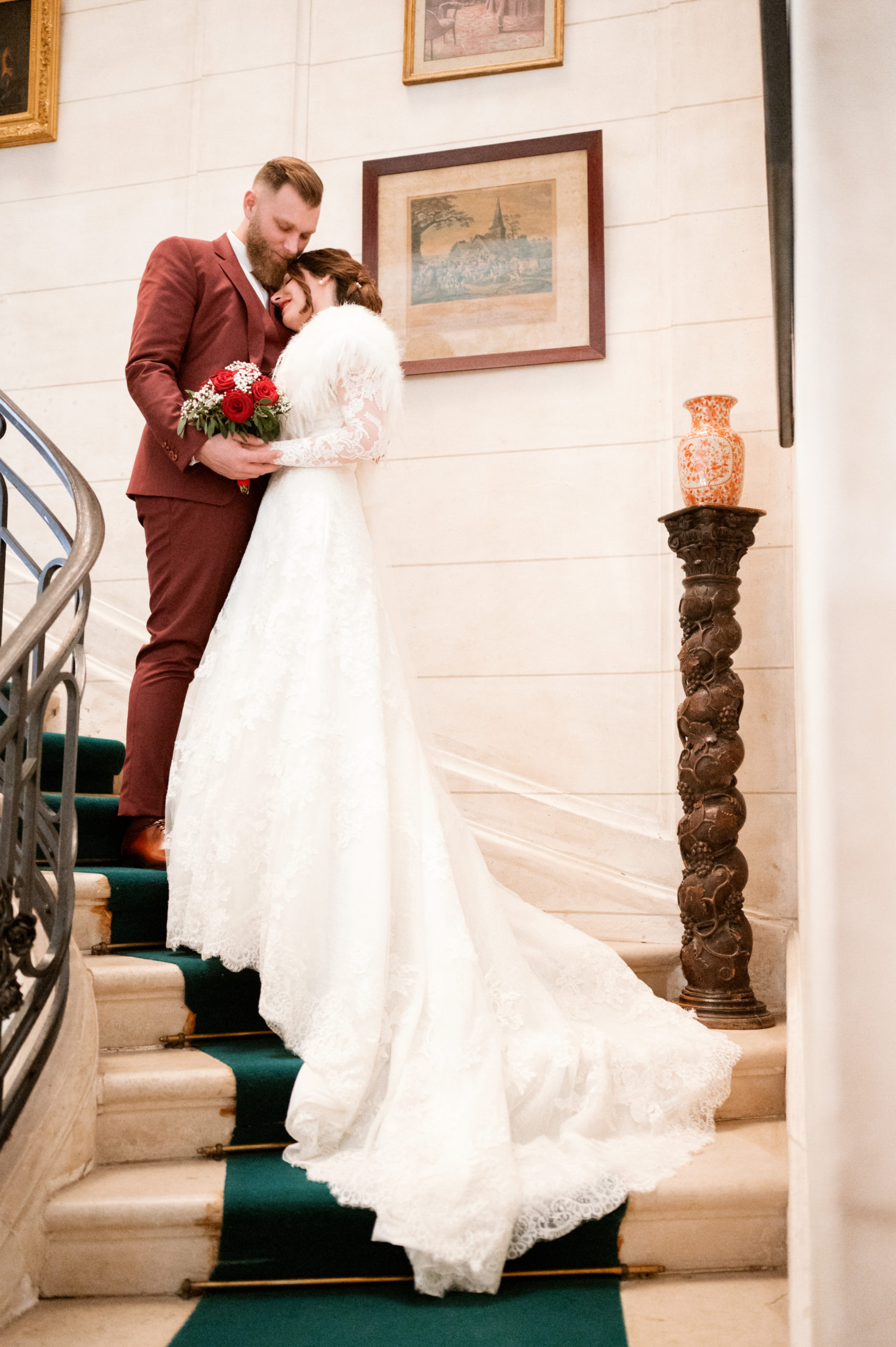 Photo de couple dans un escalier
