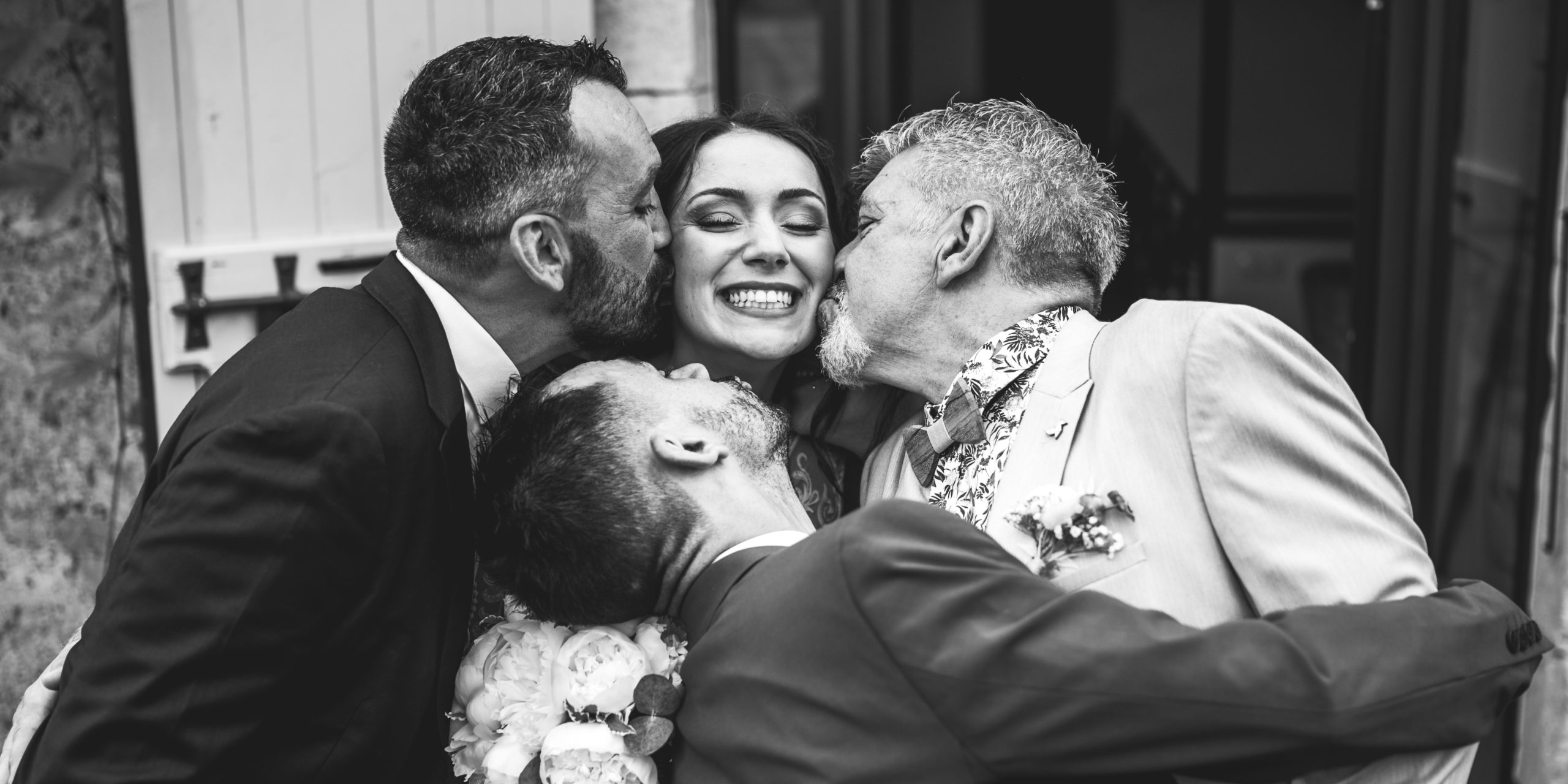 Mariée entourée de ses frères et de sa maman