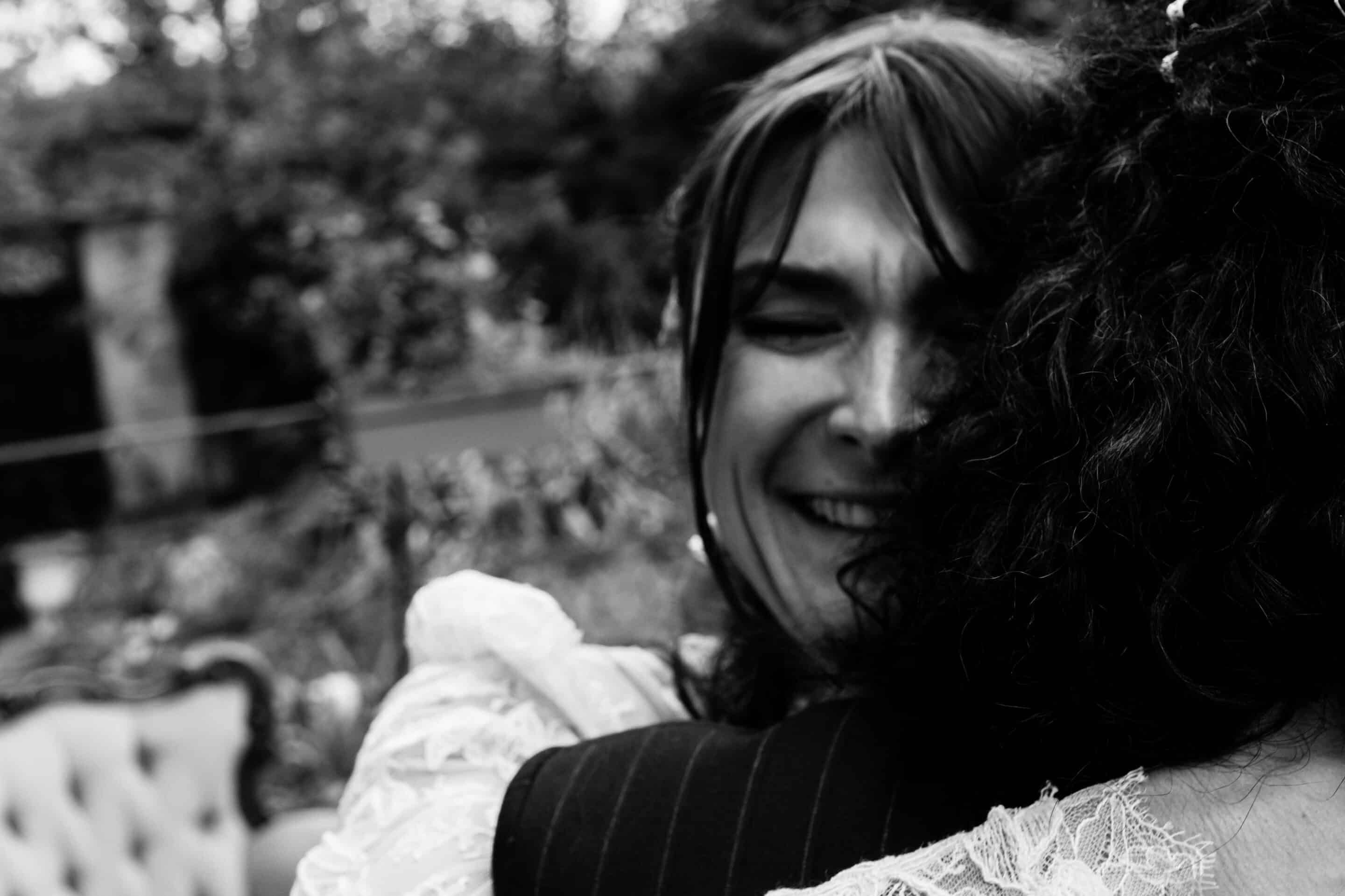 Étreinte émue en noir et blanc pendant un mariage