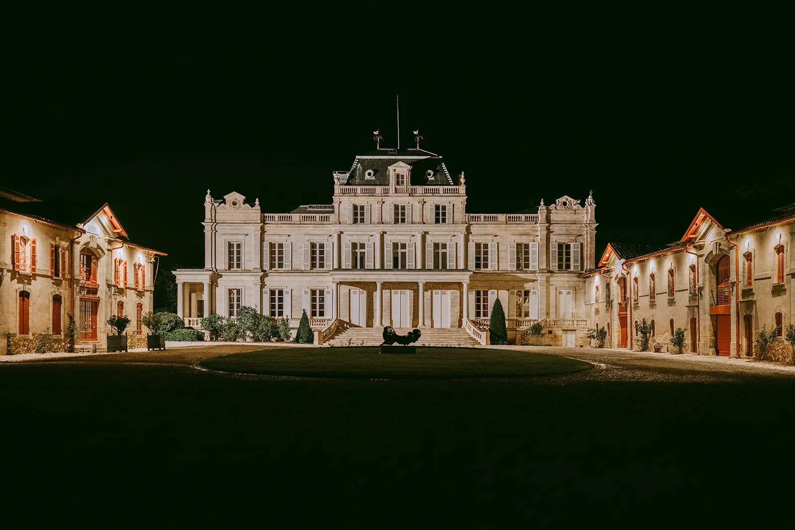 Château Giscours illuminé la nuit d'un mariage