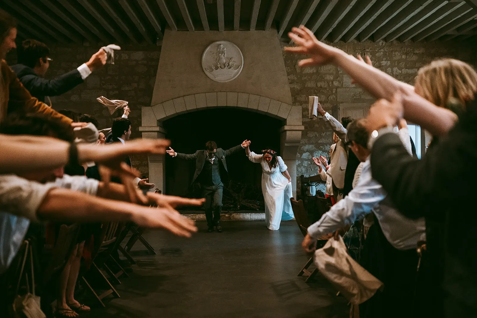 Soirée de mariage au château Giscours, invités mains levées