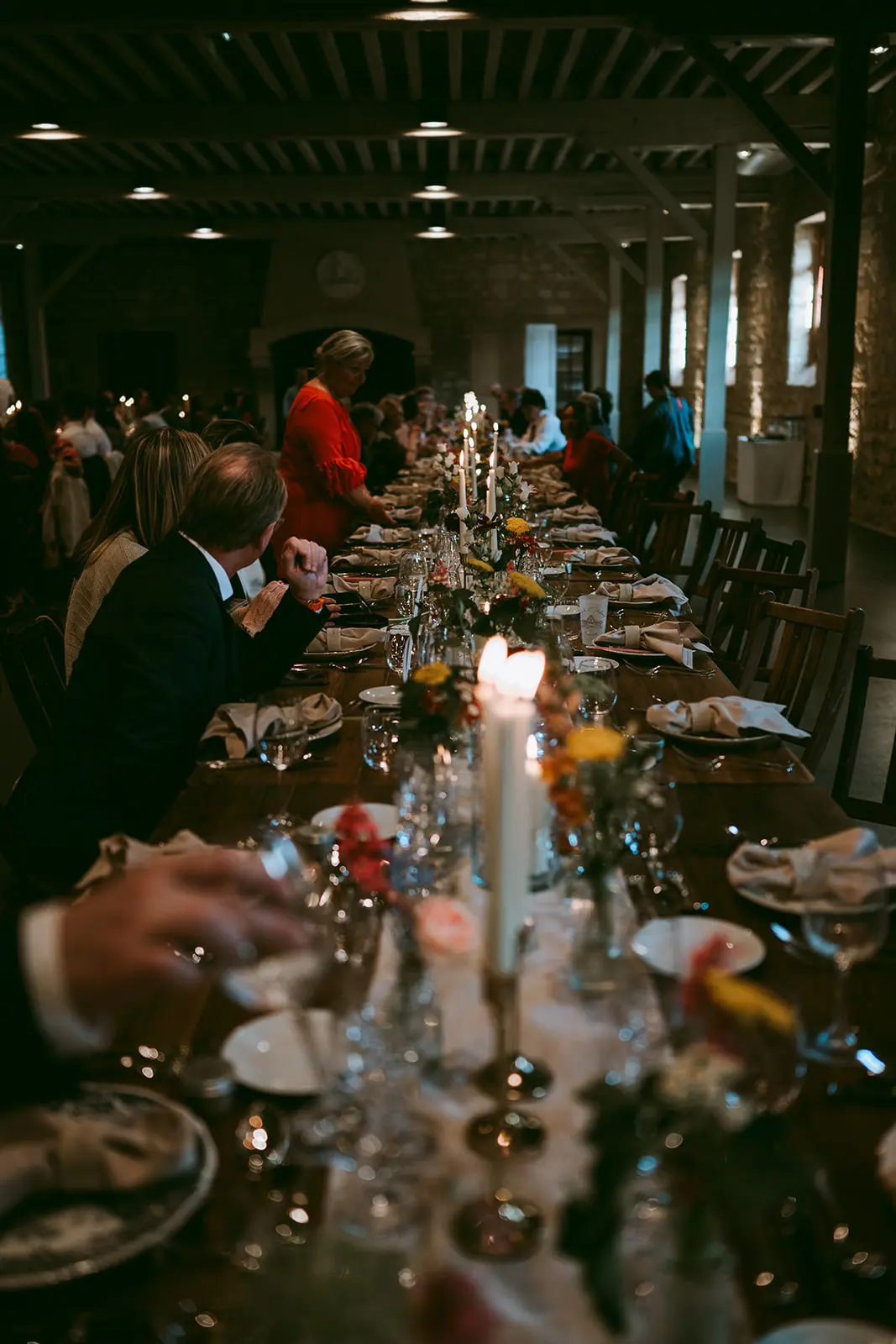 Table de réception décorée dans un château bordelais