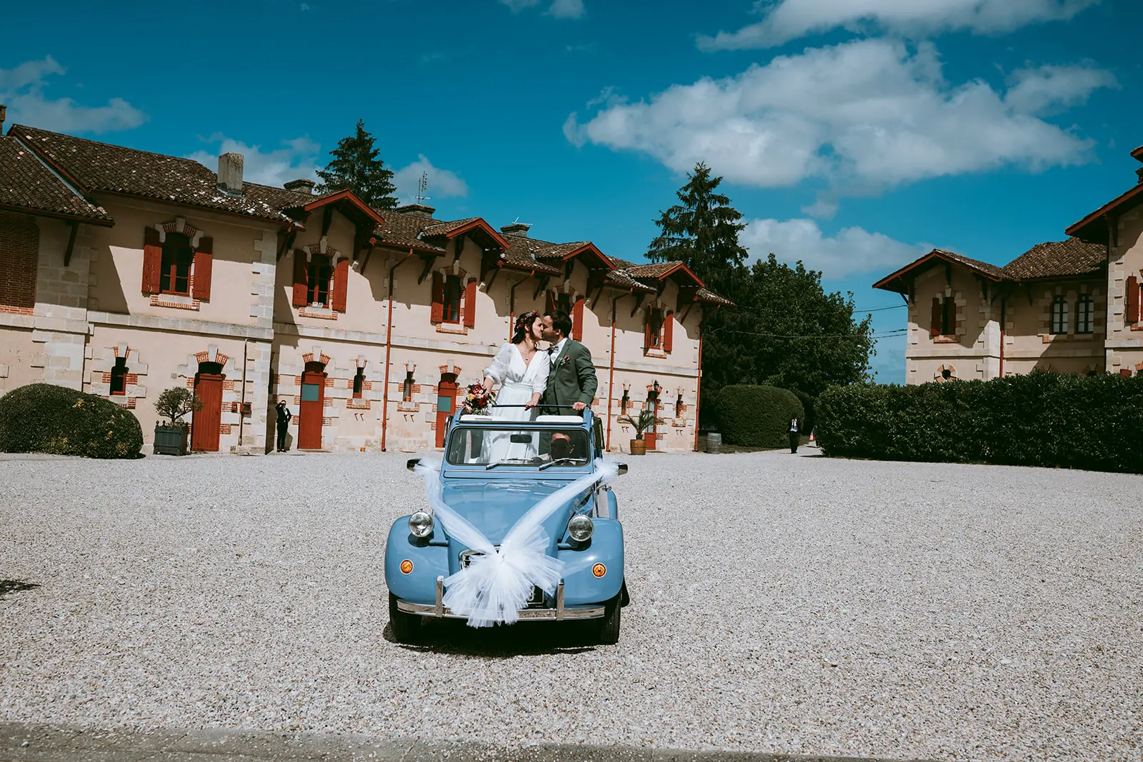 A vintage wedding car in the courtyard of Château Giscours