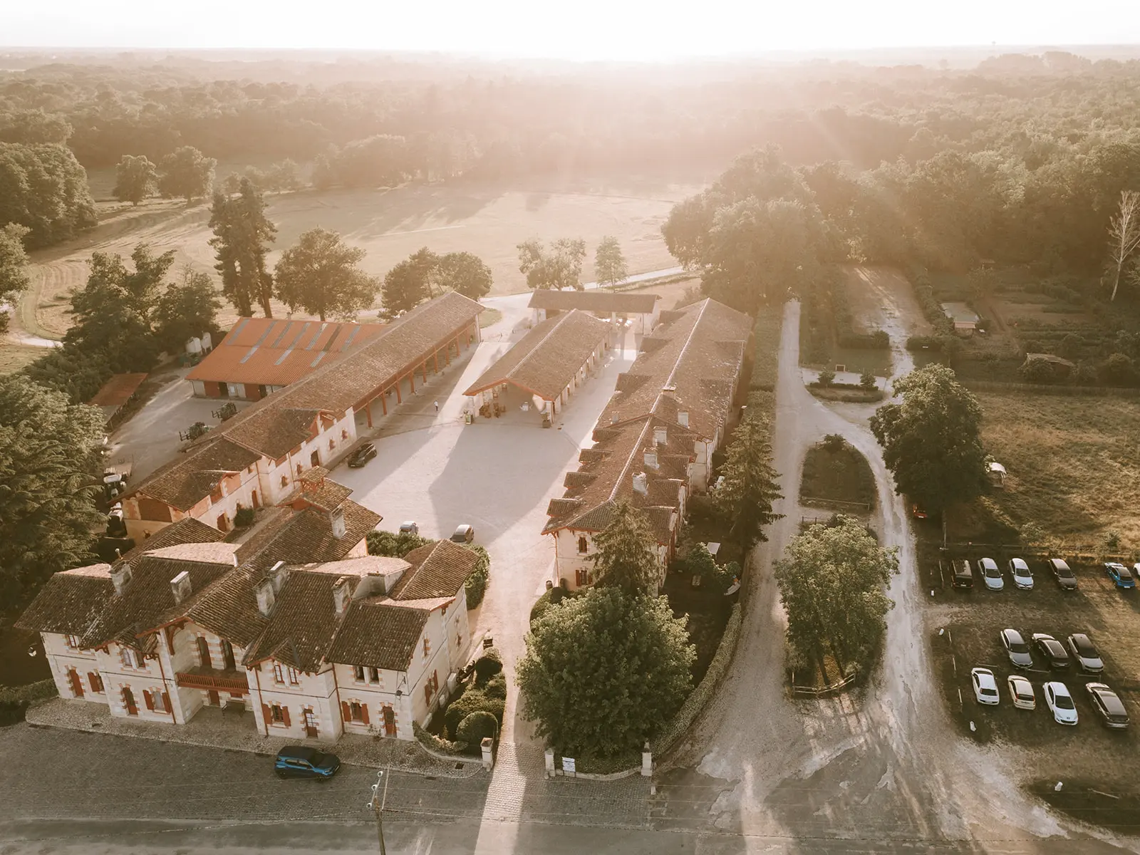 Vue aérienne du domaine du château Giscours le jour d'un mariage