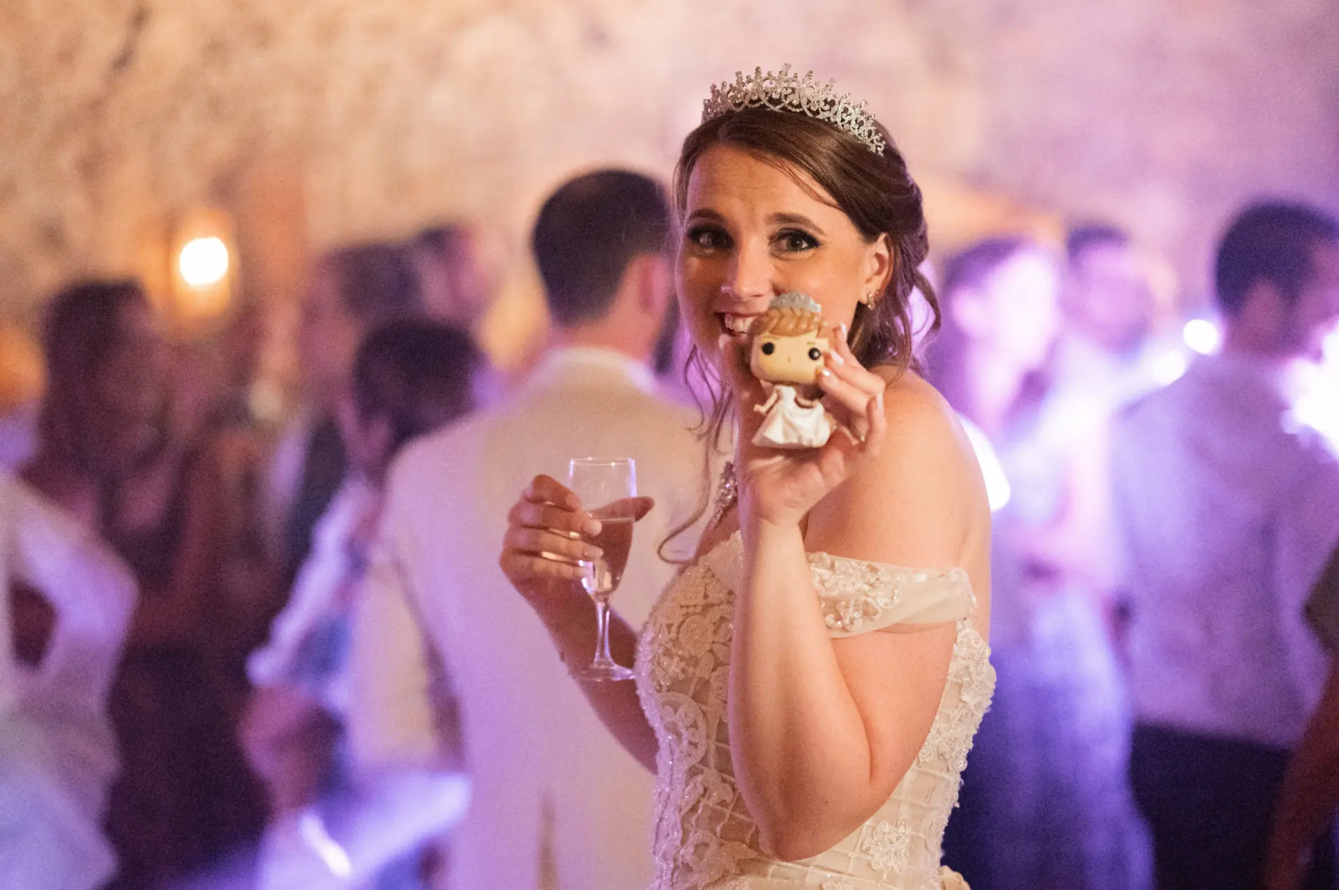 Mariée qui danse sous les lumières, château de Malvirade