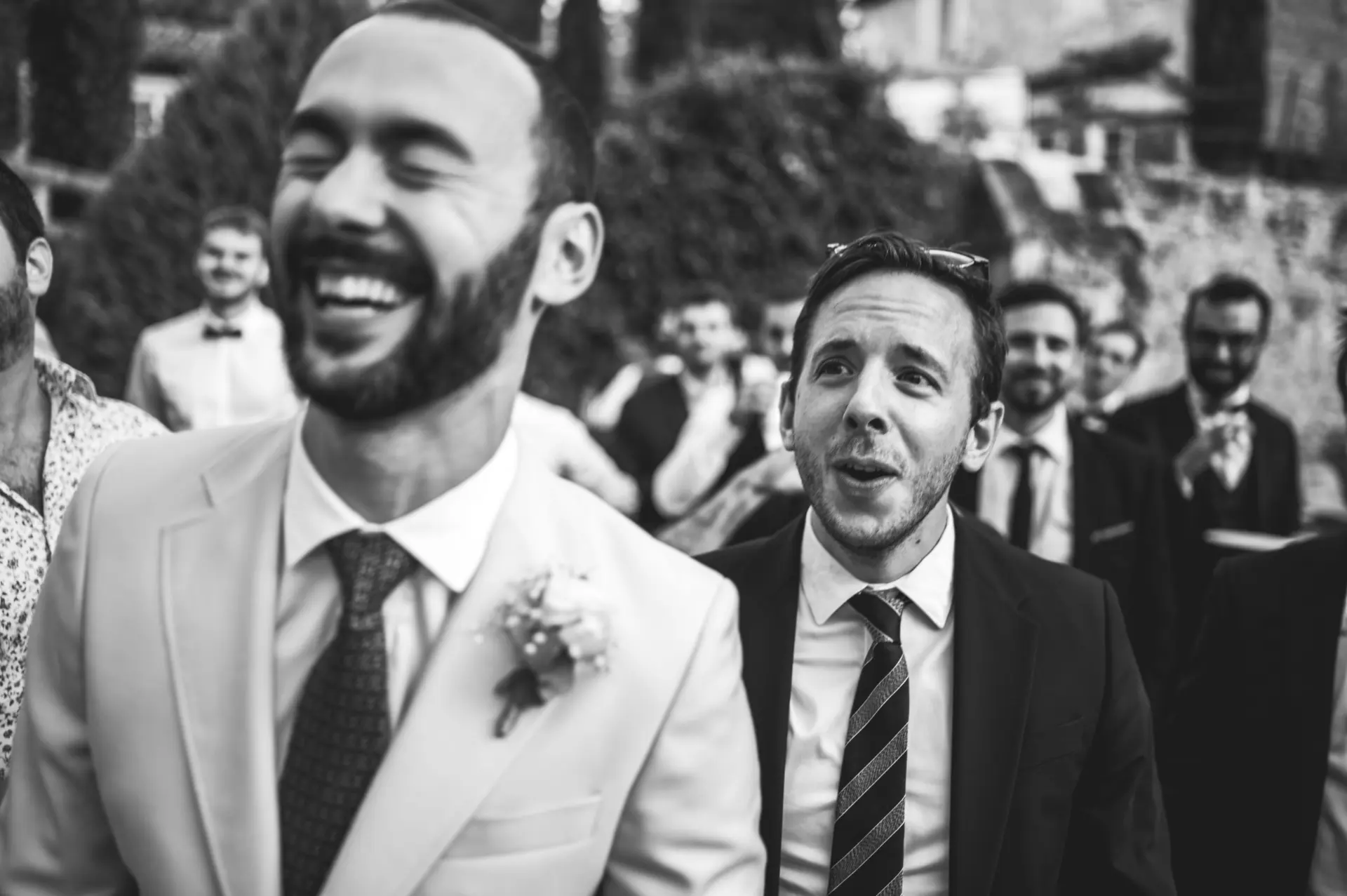Rires des invités en noir et blanc, mariage près de Bordeaux