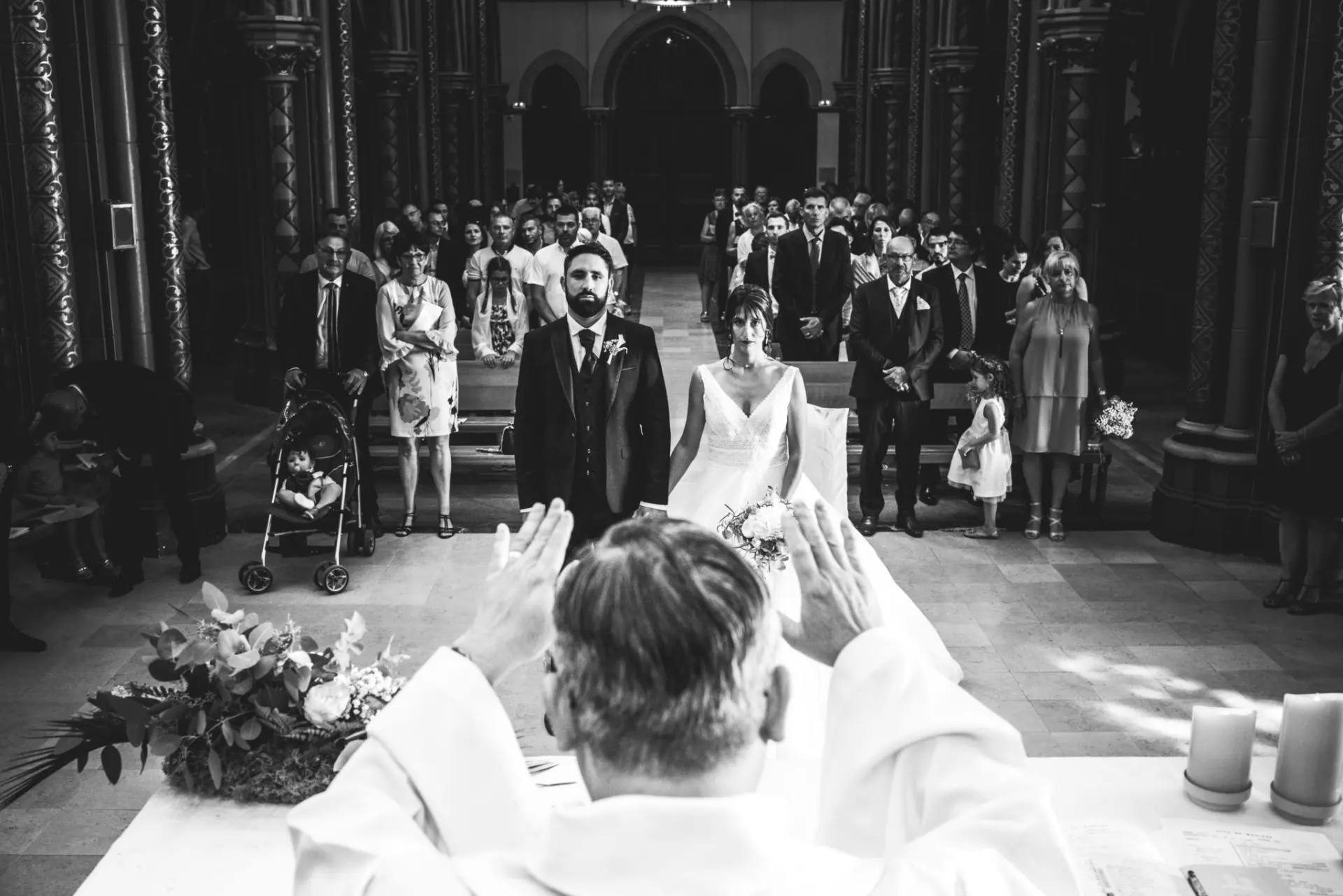 Cérémonie à l'église en noir et blanc, mariage dans le Gers