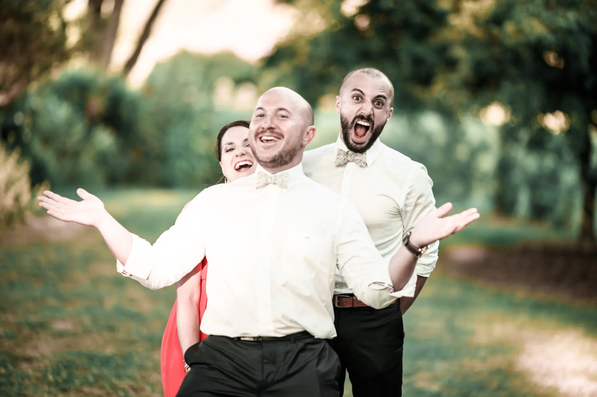 Invités joyeux dans le jardin, mariage à La Romieu