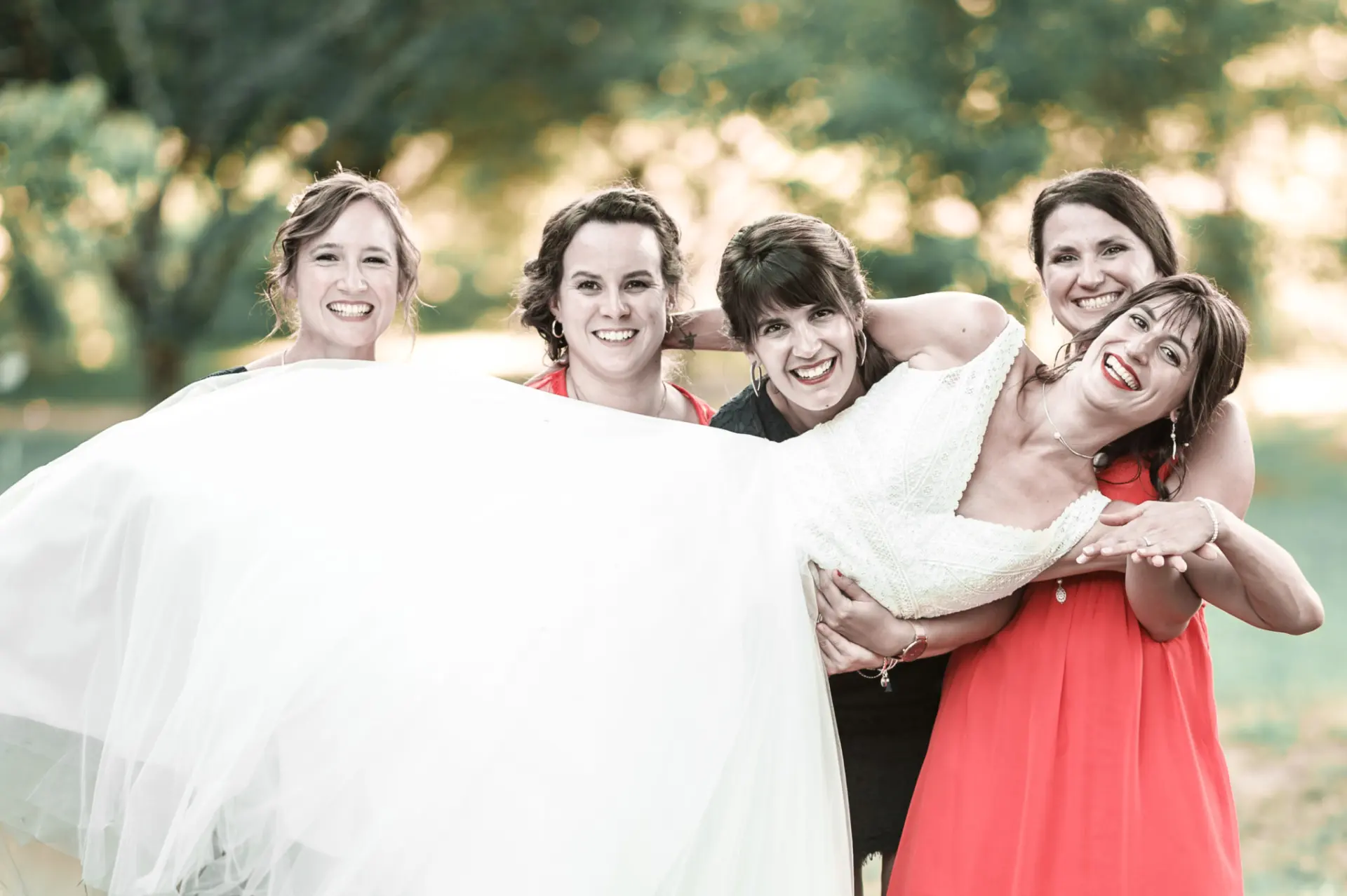 Fou rire de la mariée avec ses amies, mariage à La Romieu