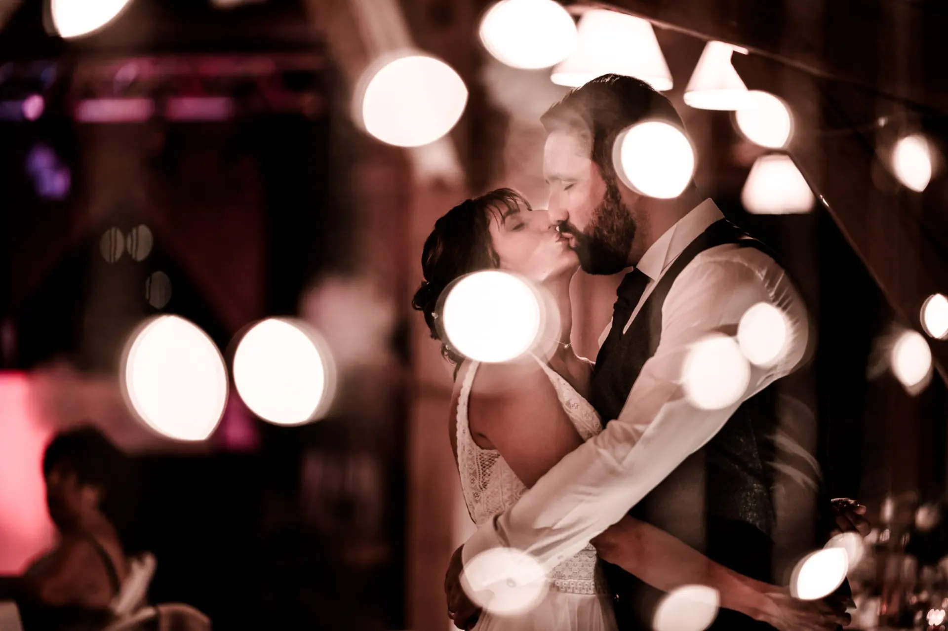 Mariés qui dansent dans les lumières, soirée de mariage dans le Gers