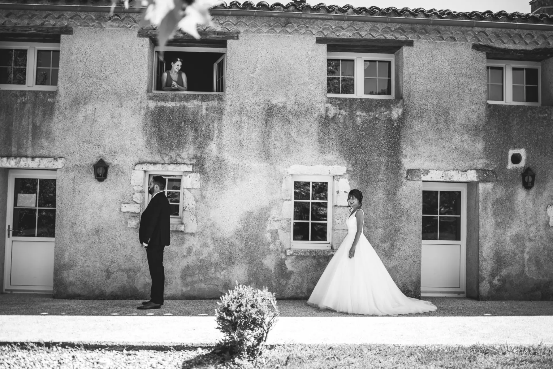 Mariés devant une façade en pierre, mariage dans le Gers