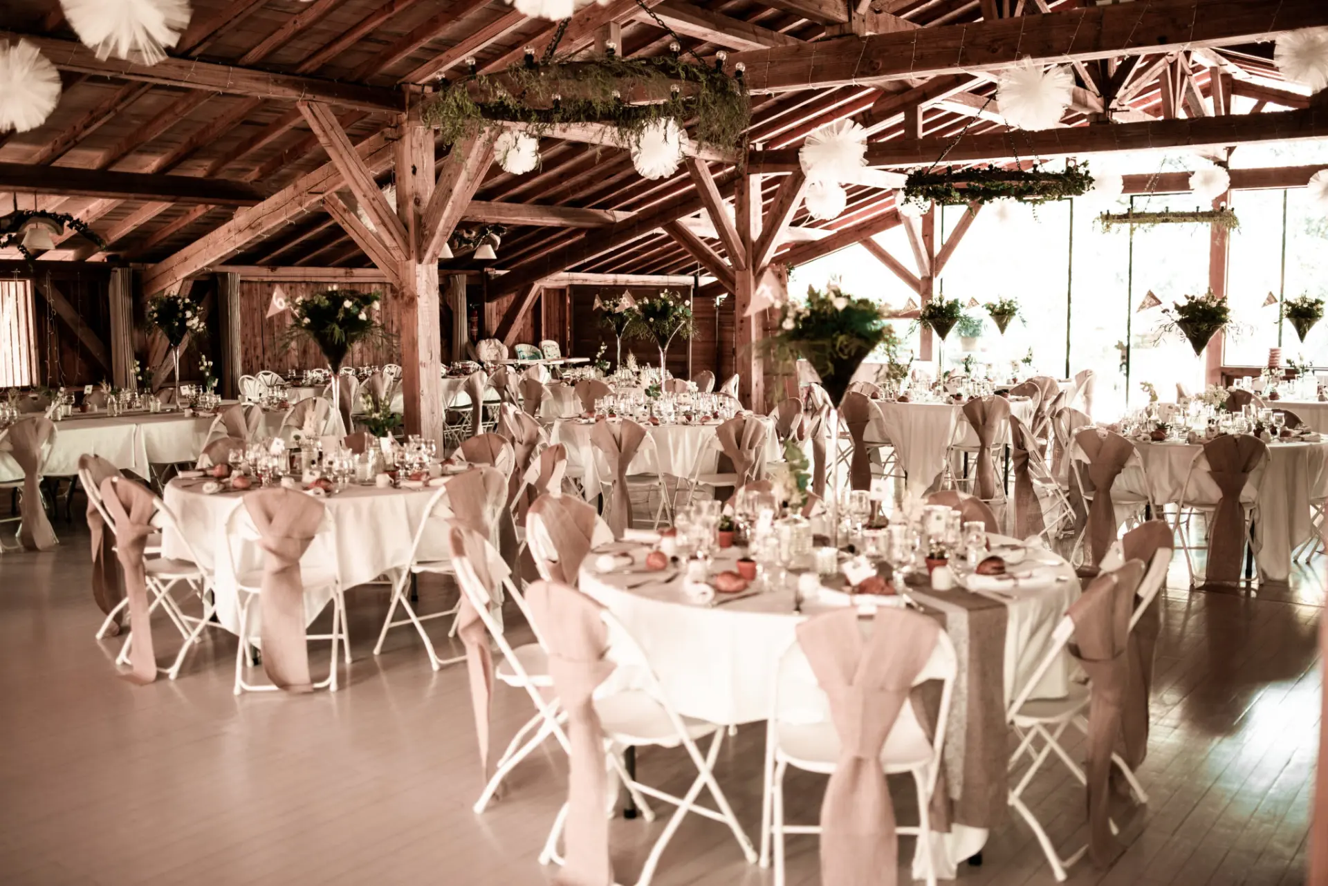 Salle de réception dans une grange, mariage dans le Gers