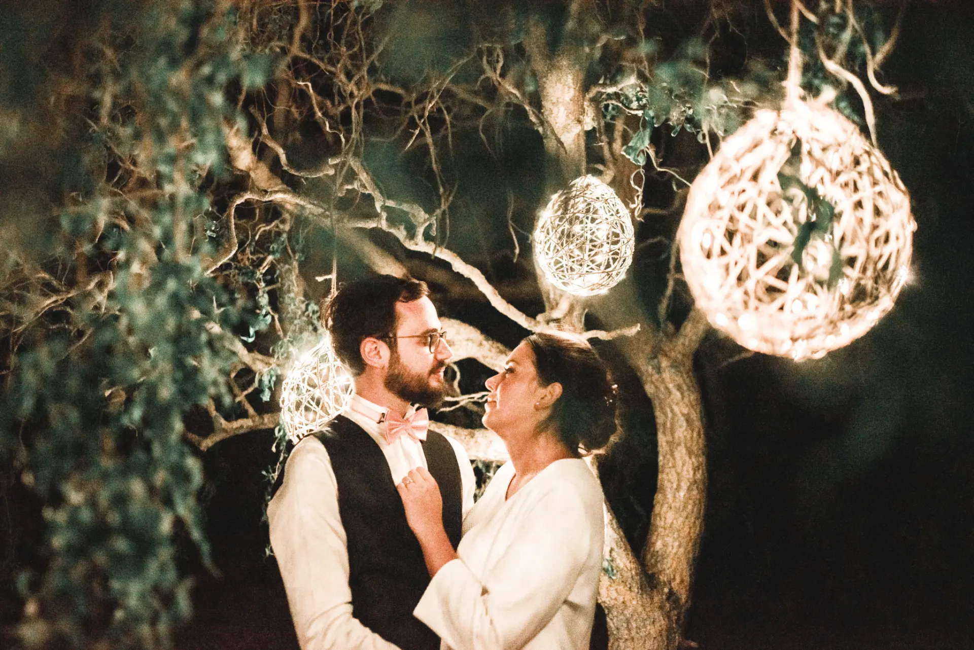 Les boules lumineuses fabriquées par la mariée
