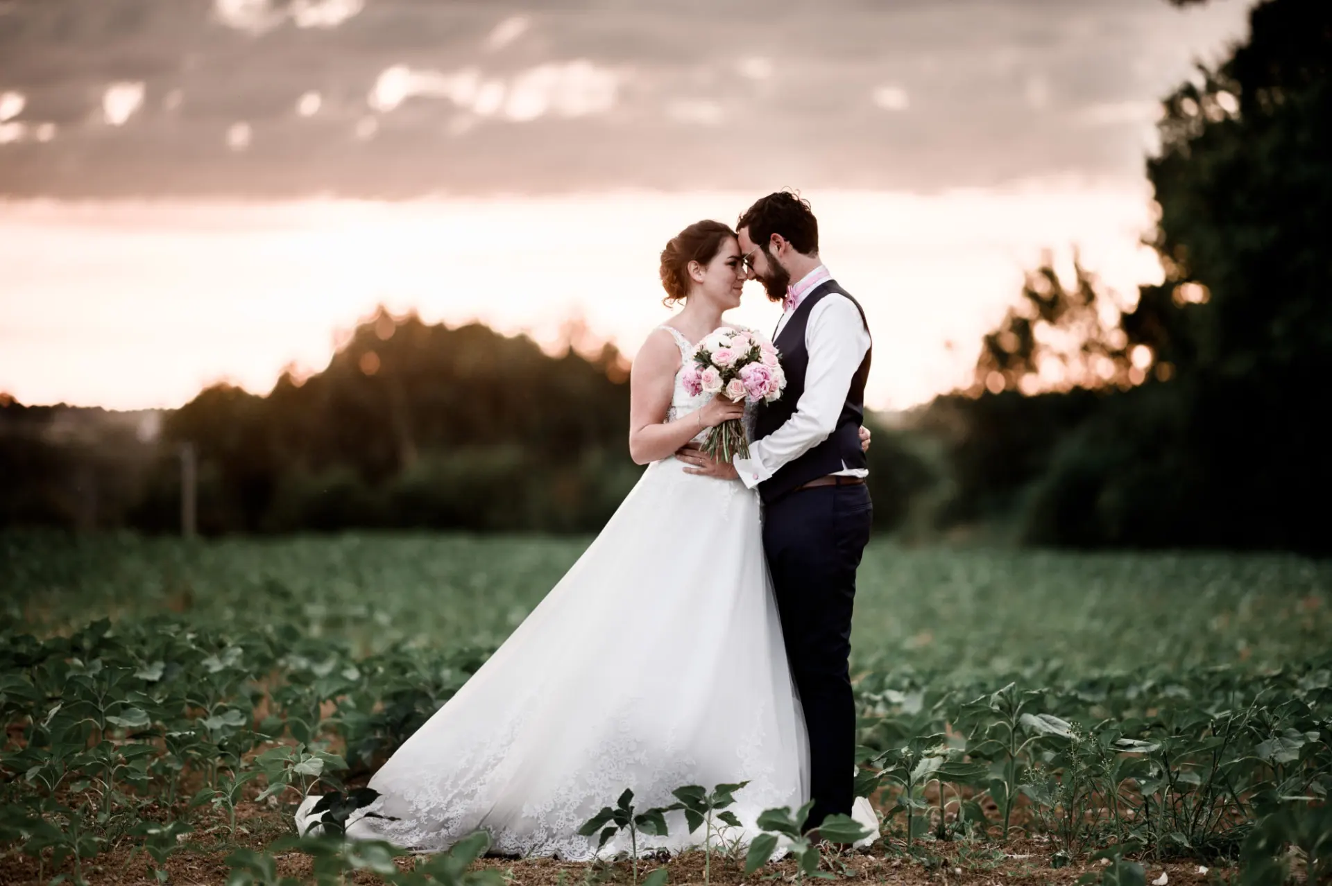 Margot et Florian dans une prairie au coucher du soleil
