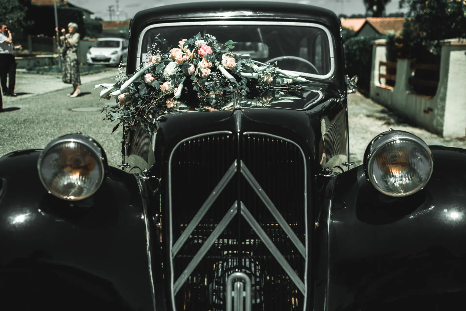 La traction ancienne fleurie des mariés