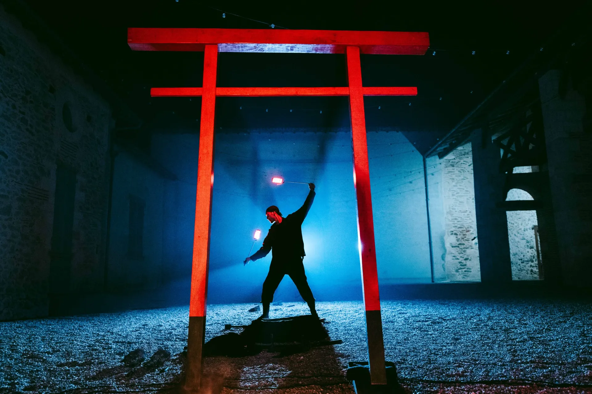 Soirée de mariage sous un torii rouge éclairé en bleu
