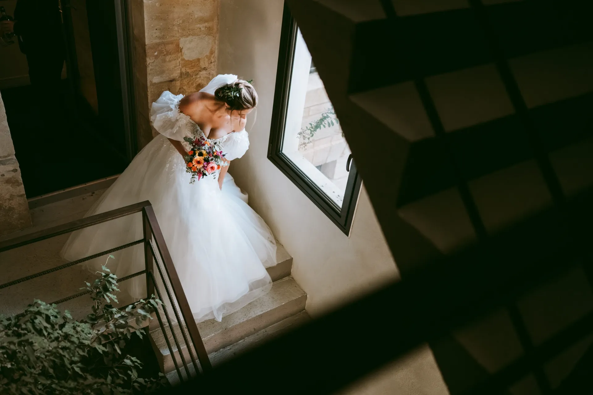 Mariée dans l'escalier d'un château