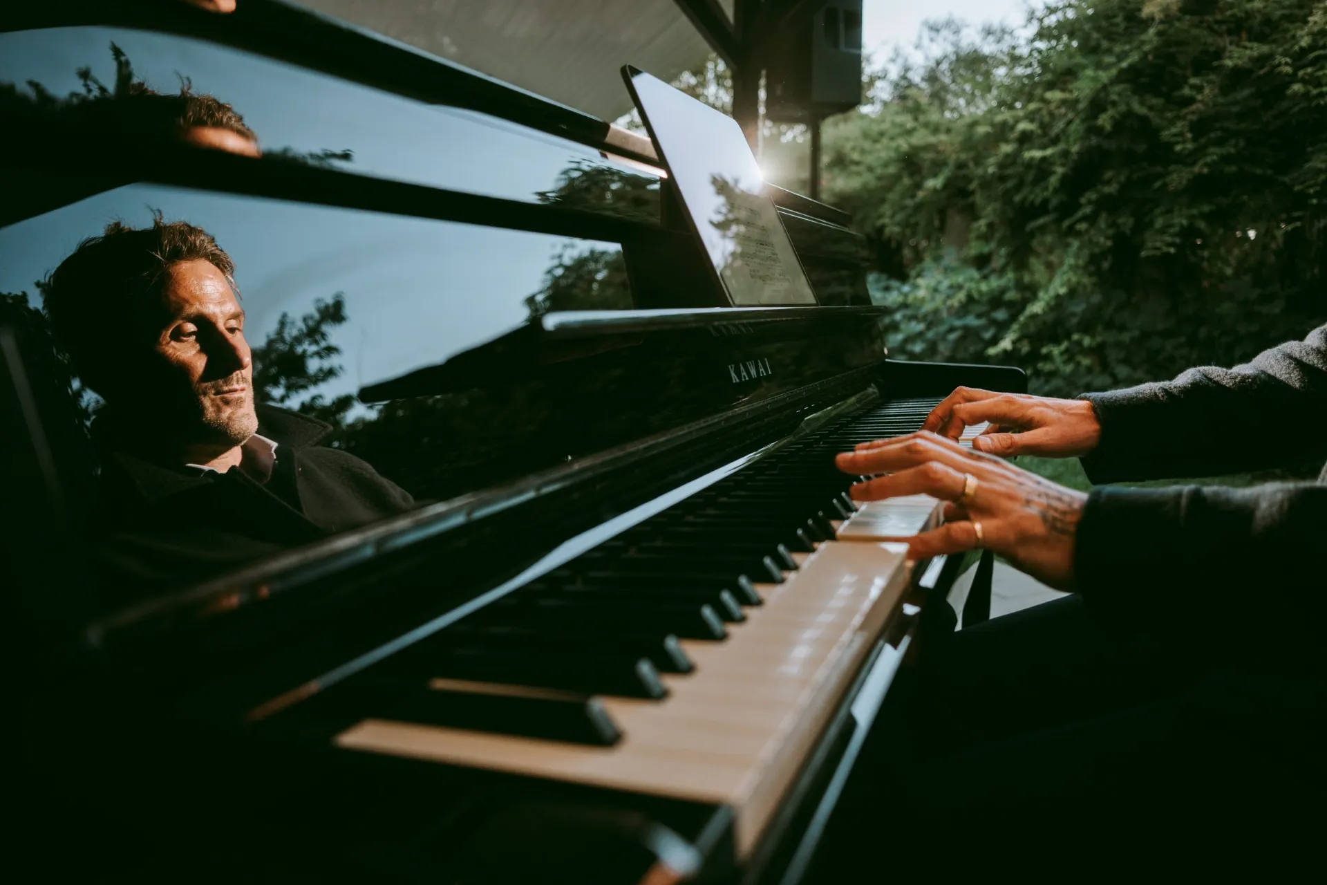 Un invité au piano pendant un mariage, en clair-obscur