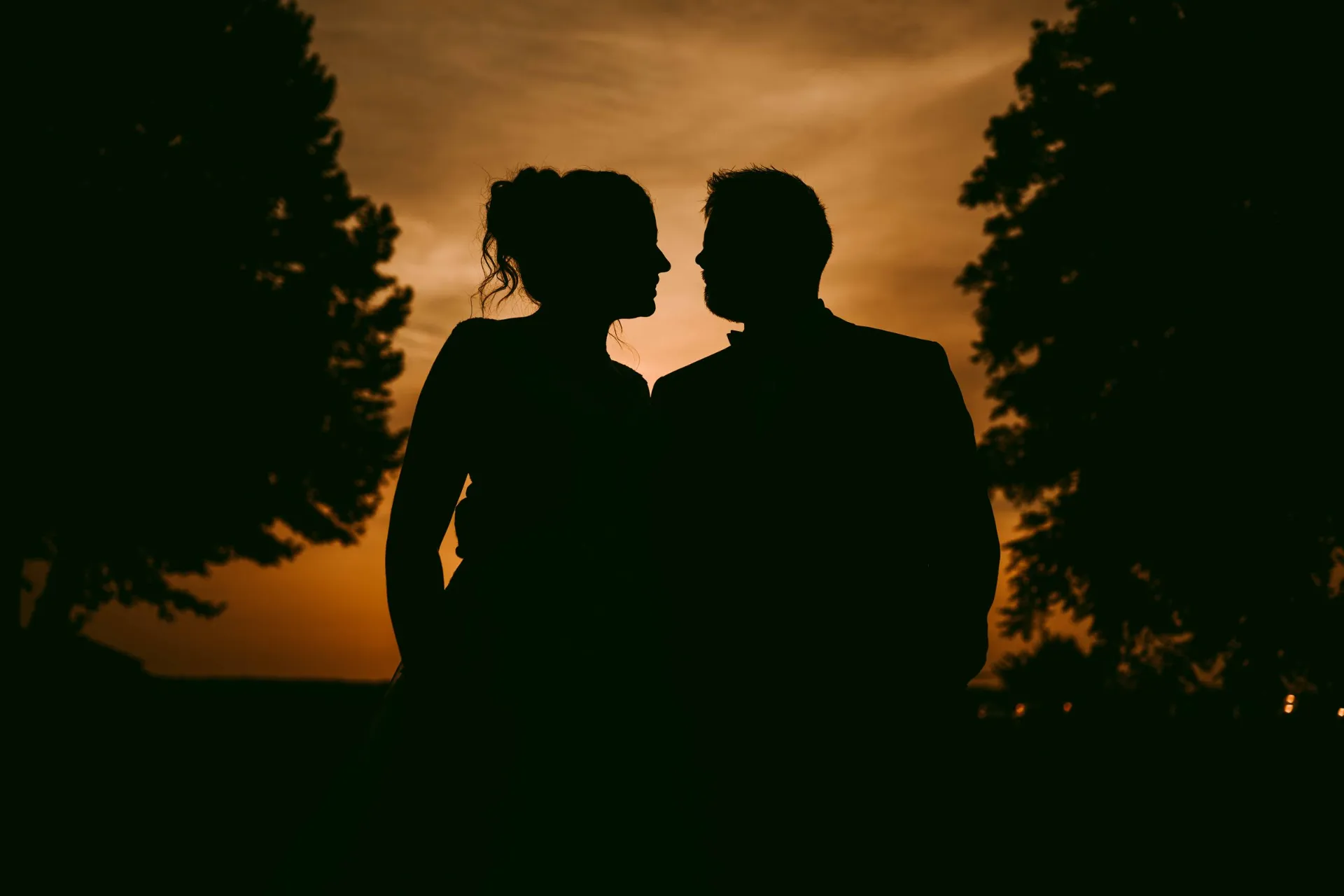 Silhouette des mariés au coucher du soleil