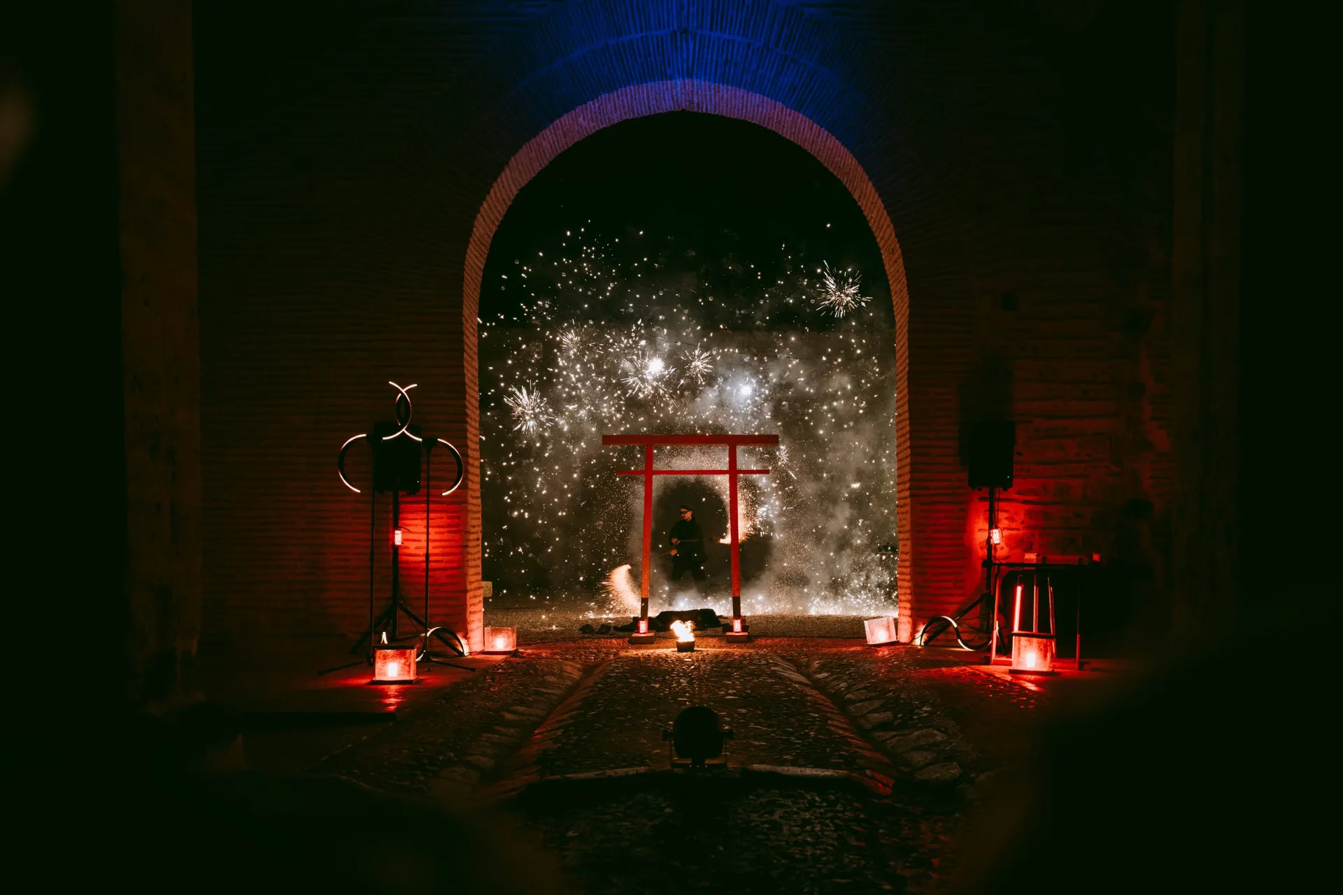 Arche lumineuse et étincelles le soir d'un mariage dans le Sud-Ouest