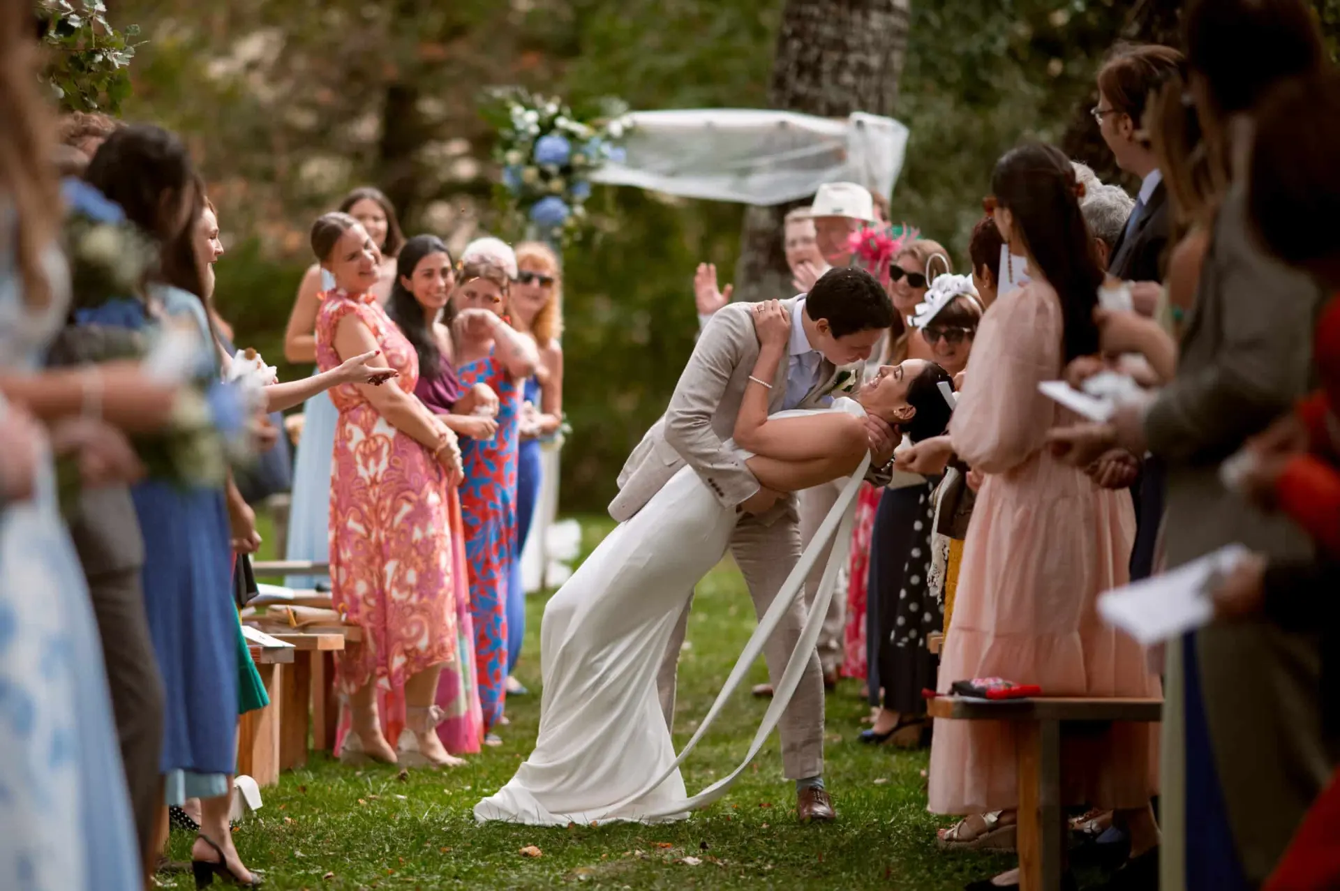 Joie des invités pendant une cérémonie laïque, photographe de mariage dans le Sud-Ouest