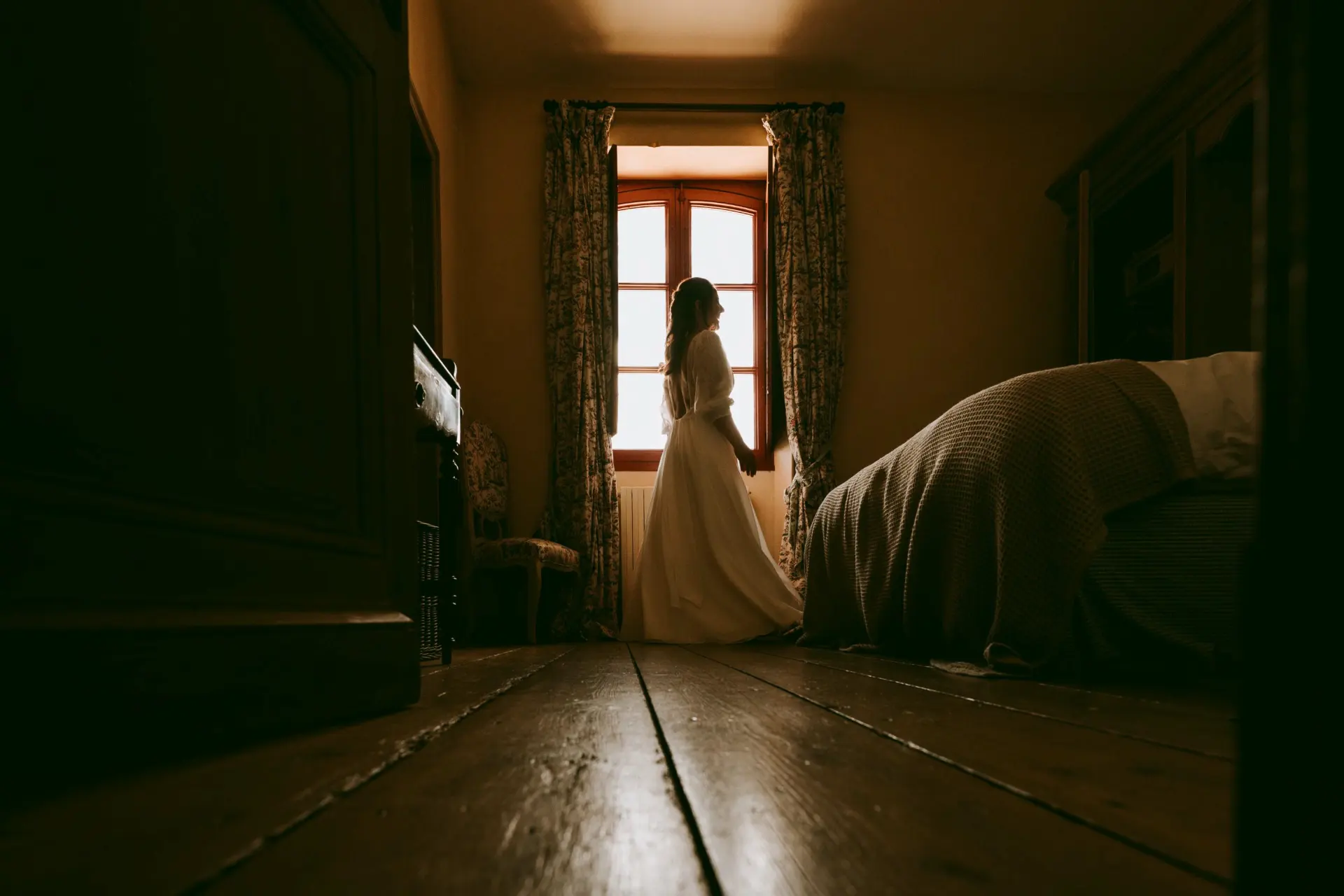 Chambre des préparatifs dans la lumière d'une fenêtre, photographe de mariage dans le Sud-Ouest