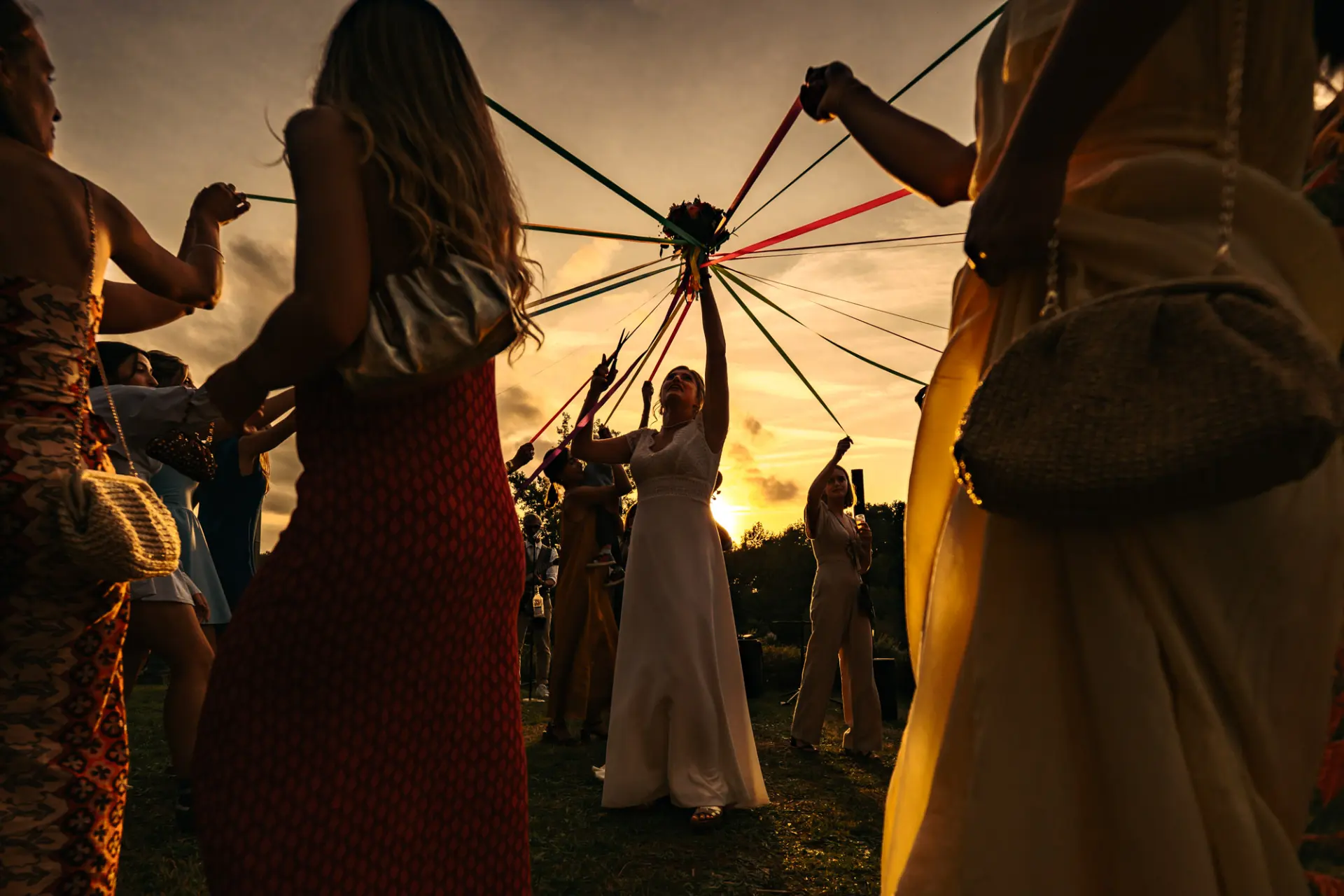 Silhouettes des invités au soleil couchant, photographe de mariage dans le Sud-Ouest