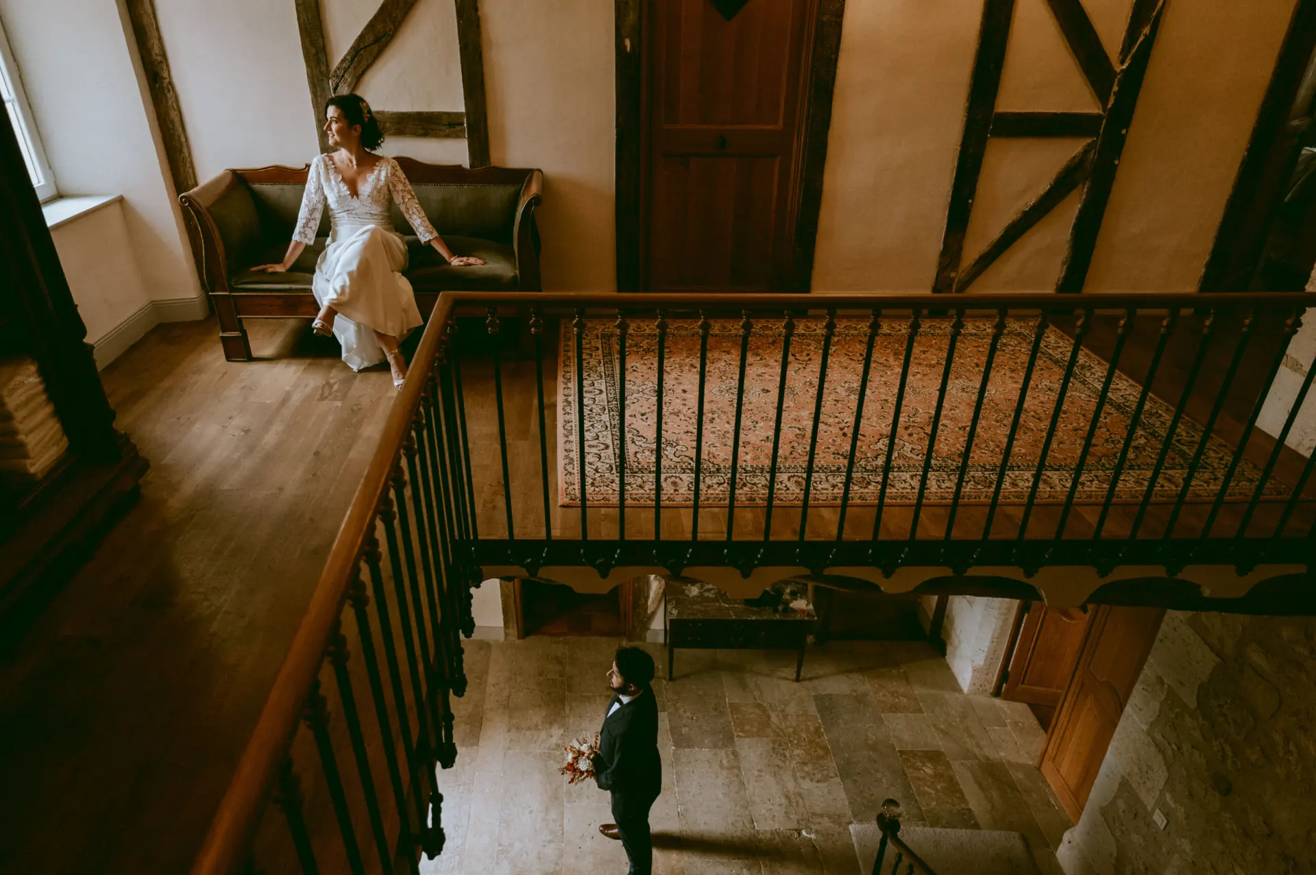 Mariée dans un escalier en bois, vue du dessus, photographe de mariage dans le Sud-Ouest
