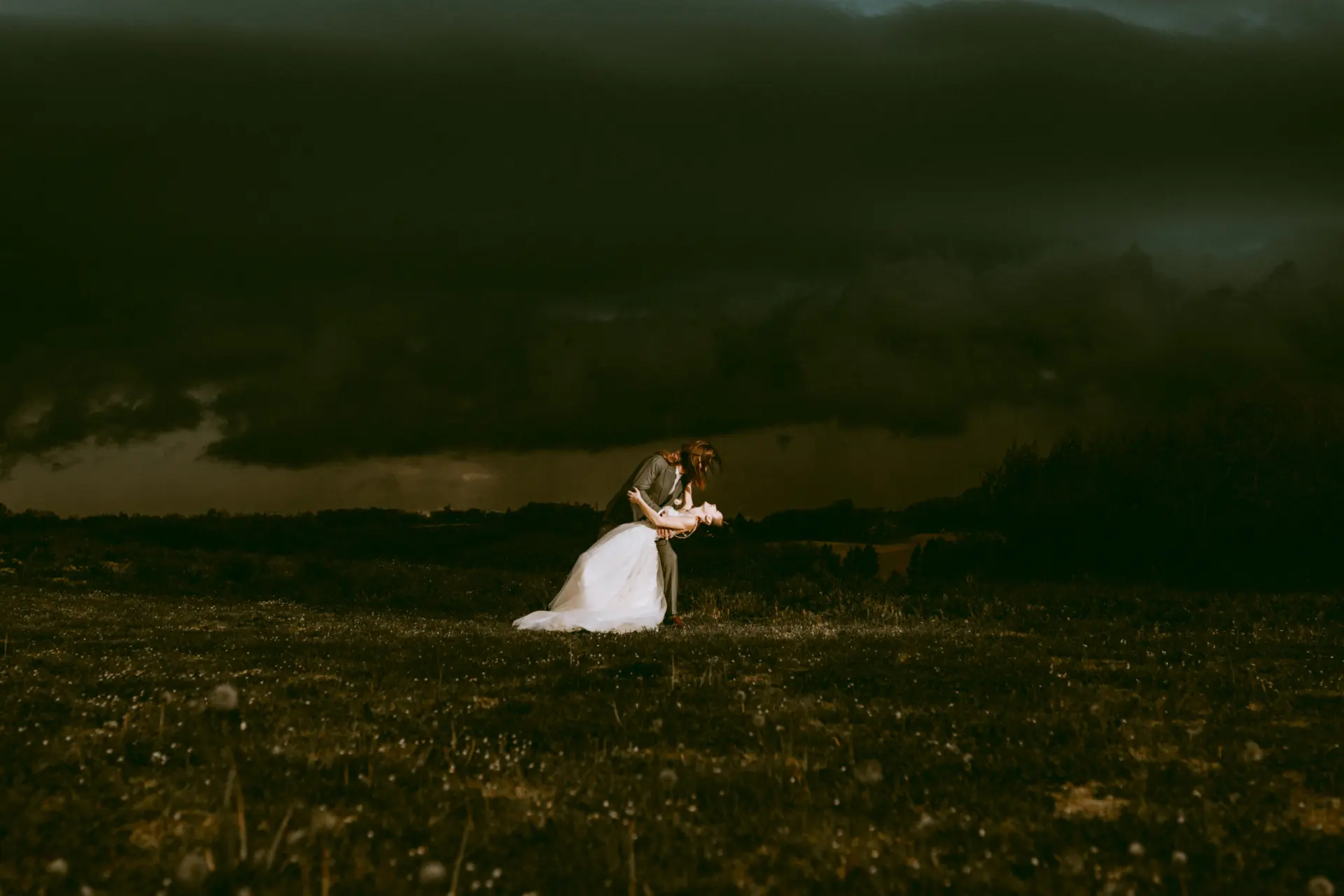 Mariée dans une prairie à la nuit tombée, photographe de mariage dans le Sud-Ouest