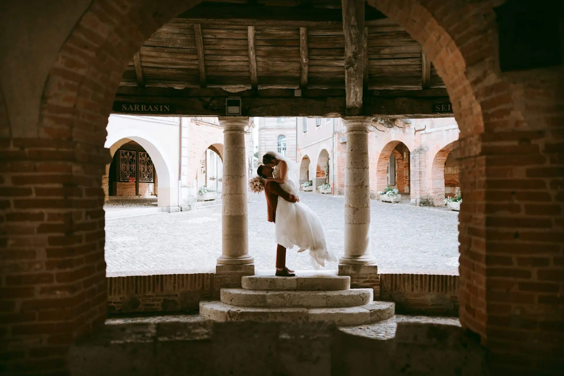 Amélie et Fabien sous les arcades d'Auvillar