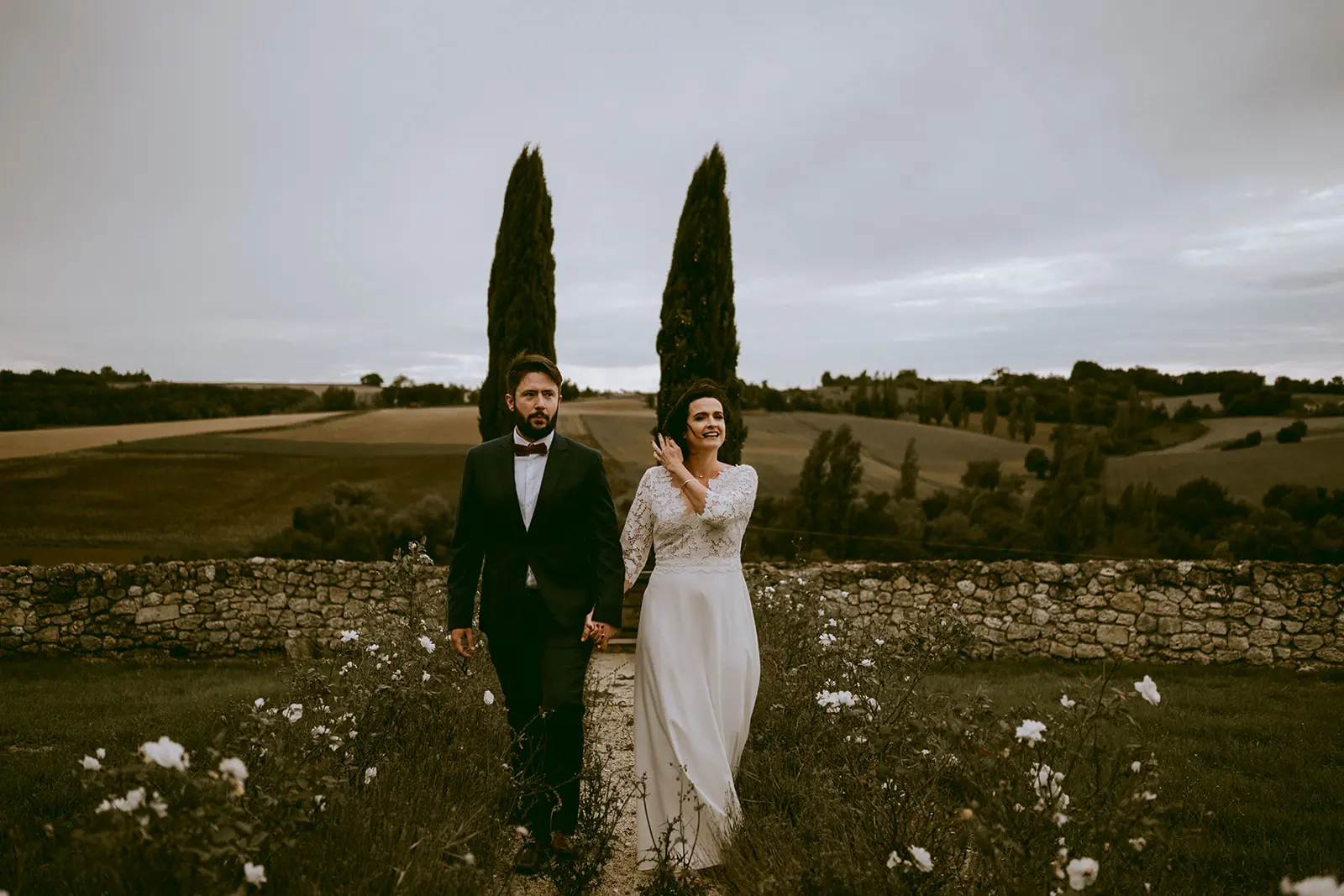 Mariés dans un champ bordé de cyprès, photographe de mariage dans le Sud-Ouest