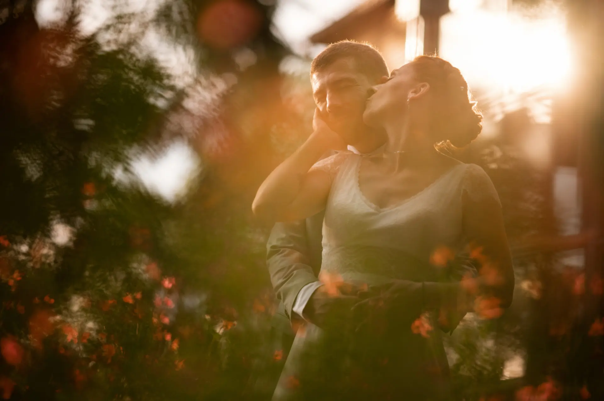 Mariés à contre-jour au coucher du soleil, photographe de mariage dans le Sud-Ouest