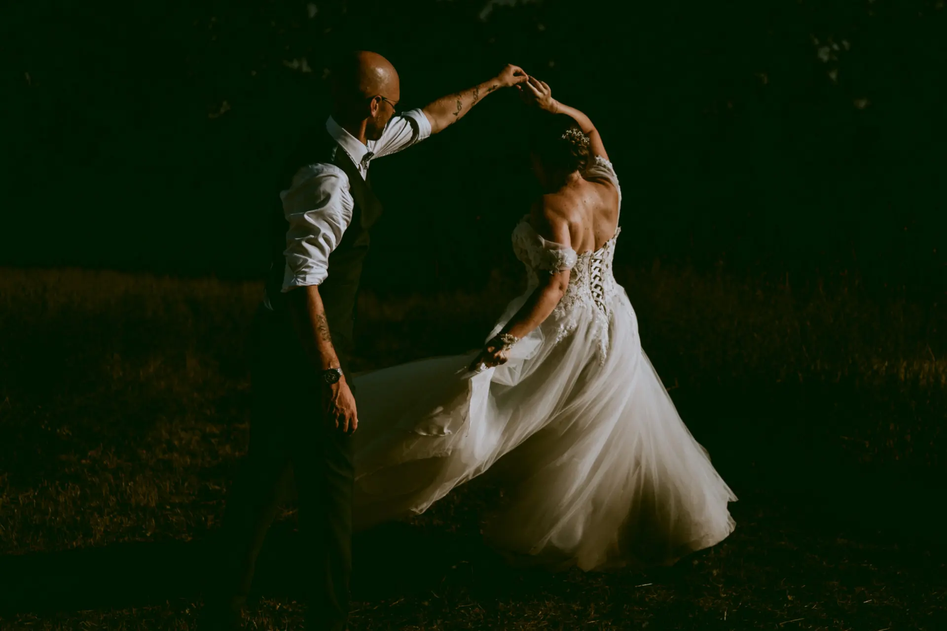 Mariés qui dansent la nuit, photographe de mariage dans le Sud-Ouest