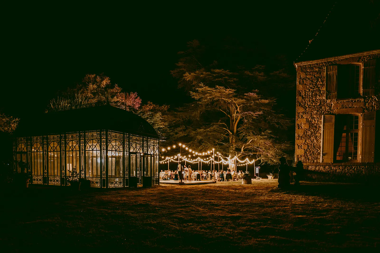 Orangerie illuminée la nuit d'un mariage