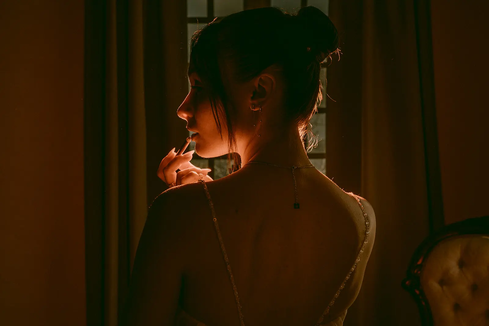Portrait à la bougie en clair-obscur, photographe de mariage dans le Sud-Ouest