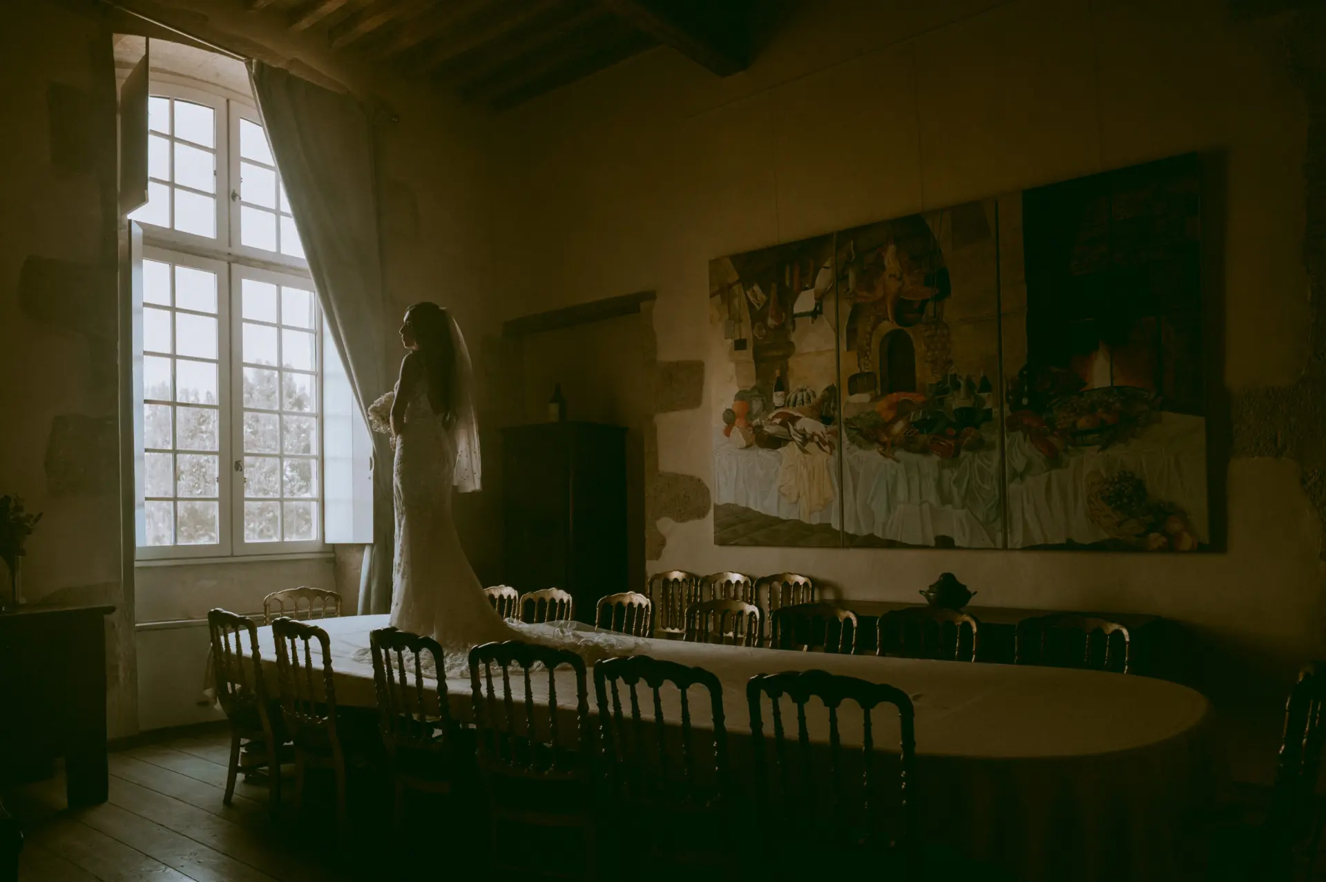 Salon de château éclairé par une fenêtre, photographe de mariage dans le Sud-Ouest