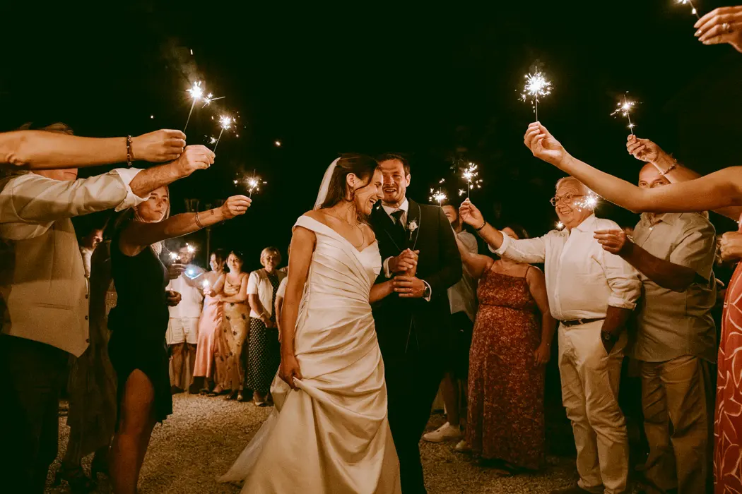 Sortie des mariés sous les étincelles, photographe de mariage dans le Sud-Ouest