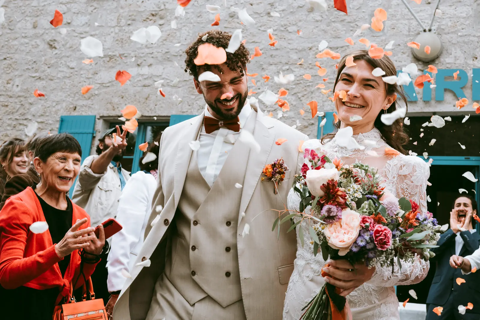 Sortie de cérémonie : les mariés éclatent de rire sous les confettis